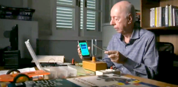 Imagen de Fantástico (Globo- 02/10/2017) con la participación de Newton C. Braga -  en la imagen el autor utiliza un diapasón para mostrar la emisión del sonido capturado por una aplicación en su teléfono móvil que mide la frecuencia.
