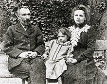 Pierre, Irène y Marie Curie 1902 en Paris 
