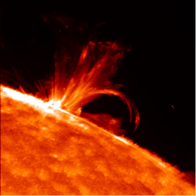 Figura 10 - Protuberancia solar en forma de arco.
Figura 10 - Protuberancia solar en forma de arco.