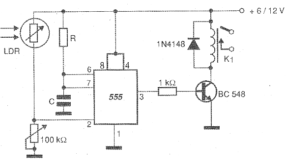 Figura 21 - Circuito para accionamiento por el corte momentáneo de la luz que incide en el LDR.
Figura 21 - Circuito para accionamiento por el corte momentáneo de la luz que incide en el LDR.