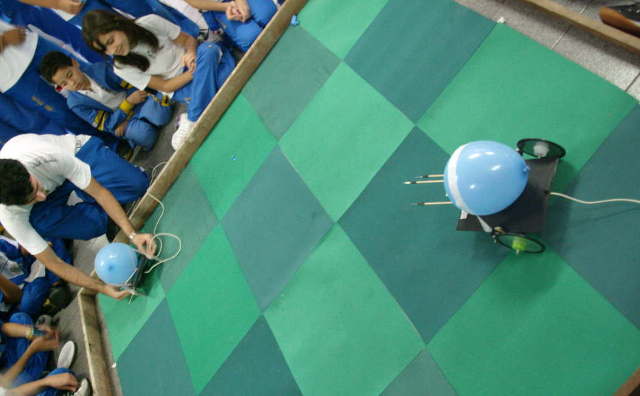 Robots de combate en la arena listos para la competición
