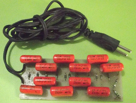 Figura 6 - Ionizador que construimos para conectar directamente a la red eléctrica.
Figura 6 - Ionizador que construimos para conectar directamente a la red eléctrica.