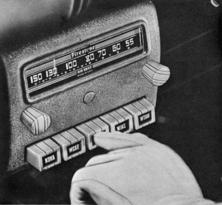Figura 19 – Radios en coche ha existido desde 1922. En la foto dos curiosos modelos antiguos obtenidos en Internet utilizando válvulas y vibradores.
Figura 19 – Radios en coche ha existido desde 1922. En la foto dos curiosos modelos antiguos obtenidos en Internet utilizando válvulas y vibradores.