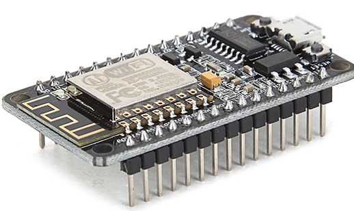 Figura 1 - placa de desarrollo NodeMCU y al lado solamente el Chip ESP8266 12-E.
Figura 1 - placa de desarrollo NodeMCU y al lado solamente el Chip ESP8266 12-E.