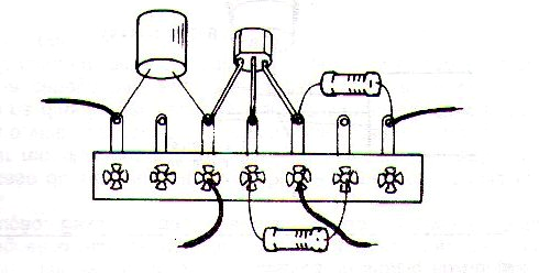 Figura 14 - Utilizando un puente de terminales con tornillos en un montaje experimental.
Figura 14 - Utilizando un puente de terminales con tornillos en un montaje experimental.